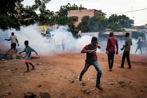 محتجون في باماكو يفرون أمام الغاز المسيل للدموع الذي أطلقته الشرطة - أ ف ب