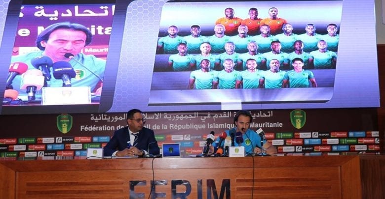 مدرب المنتخب الموريتاني، كورينتان مارتينز، و رئيس الاتحادية الموريتانية لكرة القدم أحمد ولد يحي -صفحة الاتحادية الموريتانية لكرة القدم على الفيسبوك