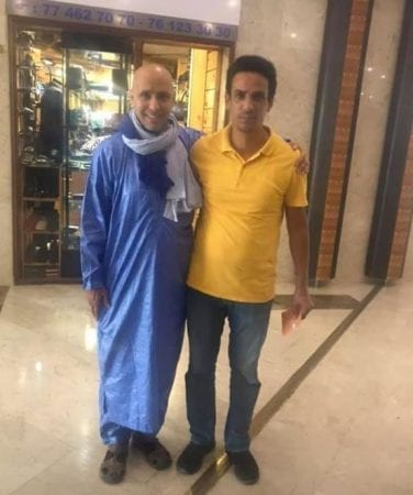 صورة ولد الصلاحي بعد وصوله إلى مطار دكار (فيسبوك)