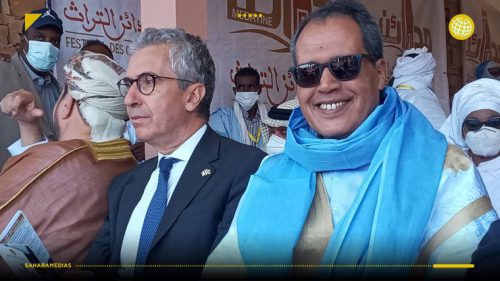 السفير المغربي بالزي الموريتاني وبجواره السفير الفرنسي (صحراء ميديا)